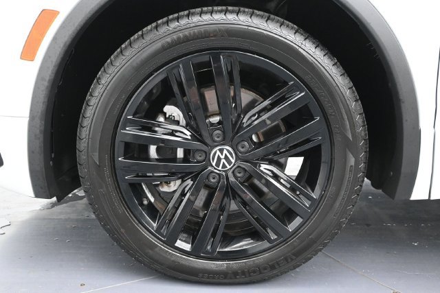 Used 2022 Volkswagen Tiguan SE R-Line FWD image 9