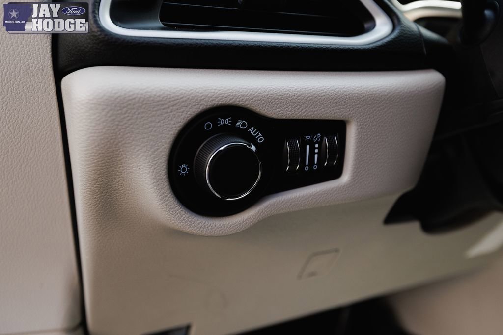 Used 2023 Chrysler Voyager LX image 32