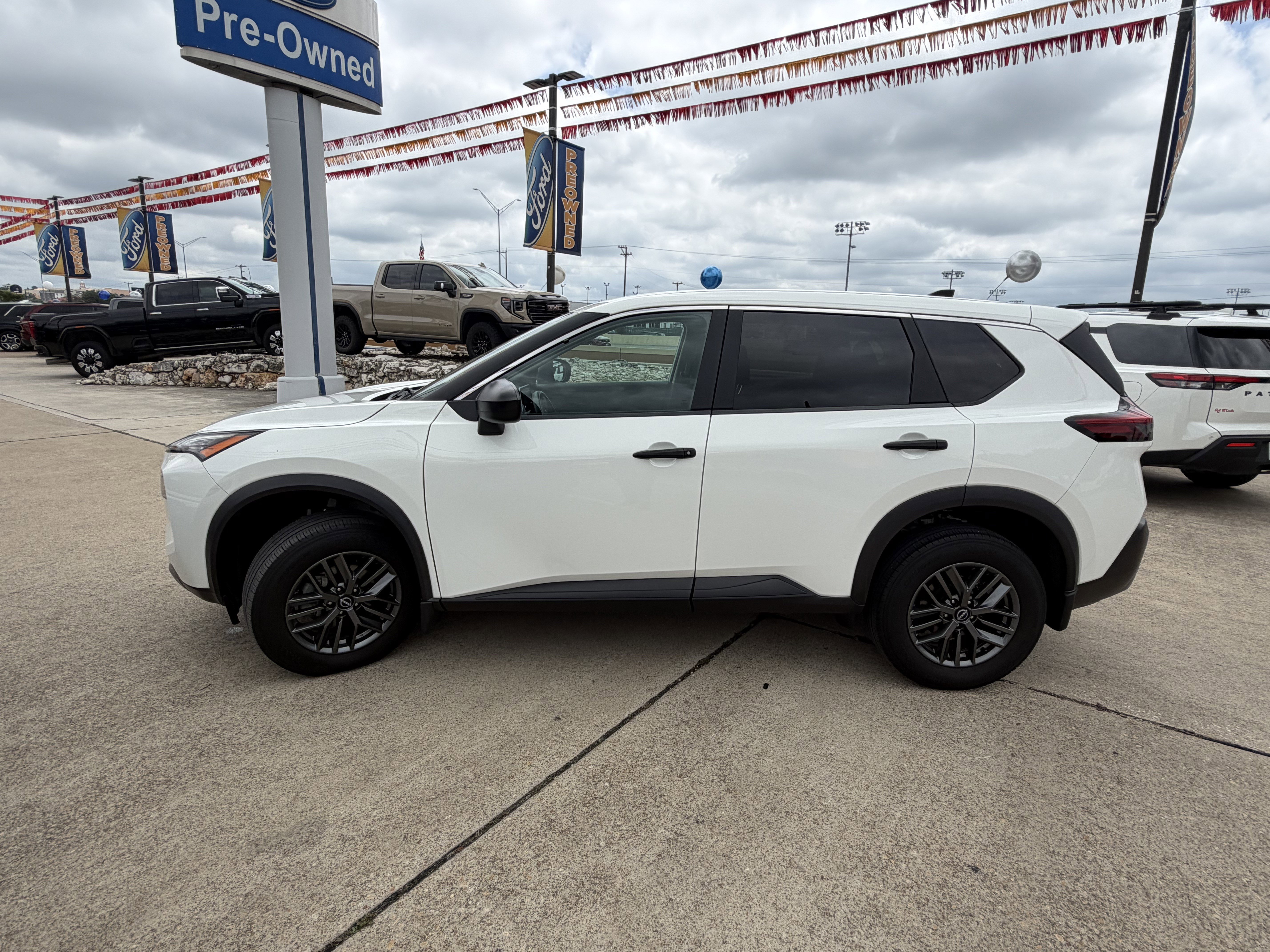 Used 2023 Nissan Rogue S FWD image 9