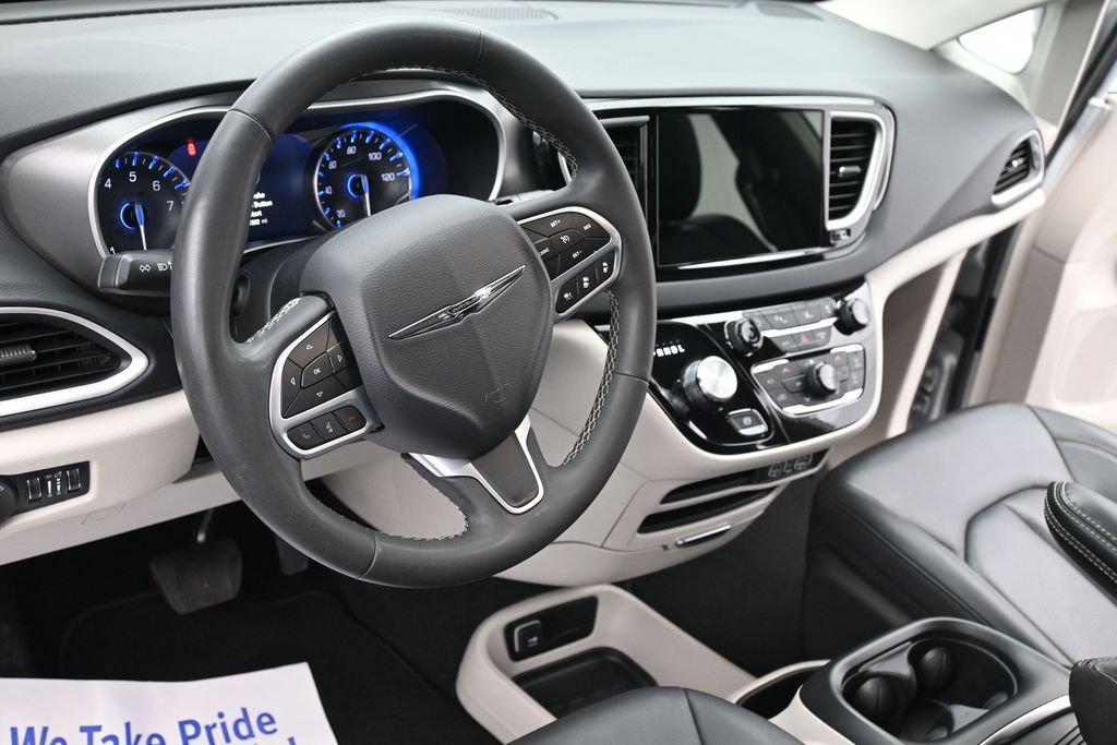 Used 2024 Chrysler Pacifica Touring-L FWD image 15