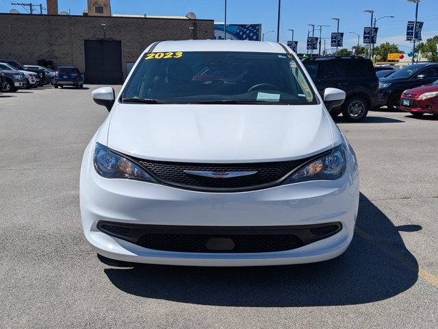Used 2023 Chrysler Voyager LX FWD image 9