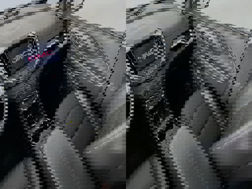 Used 2024 GMC Terrain SLT image 13