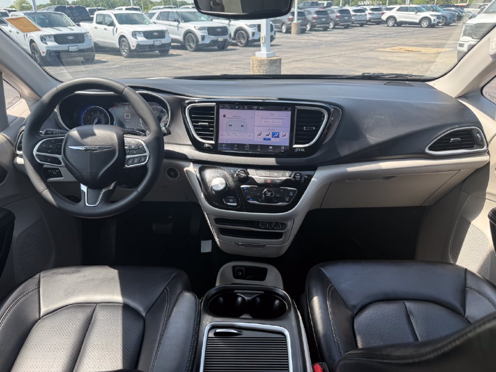 Used 2024 Chrysler Pacifica Touring-L FWD image 23