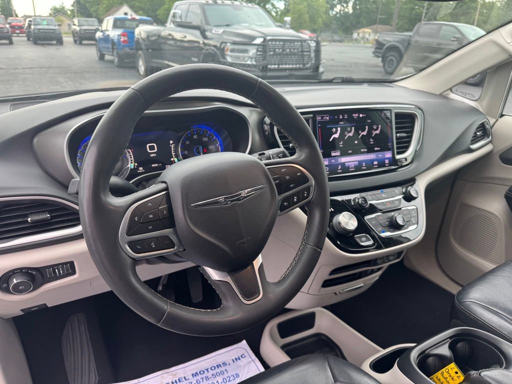 Used 2022 Chrysler Pacifica Touring-L FWD image 7