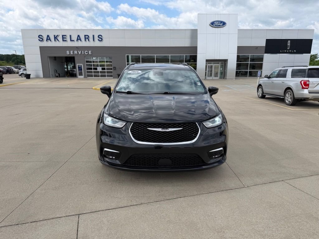 Used 2022 Chrysler Pacifica Touring-L FWD image 2