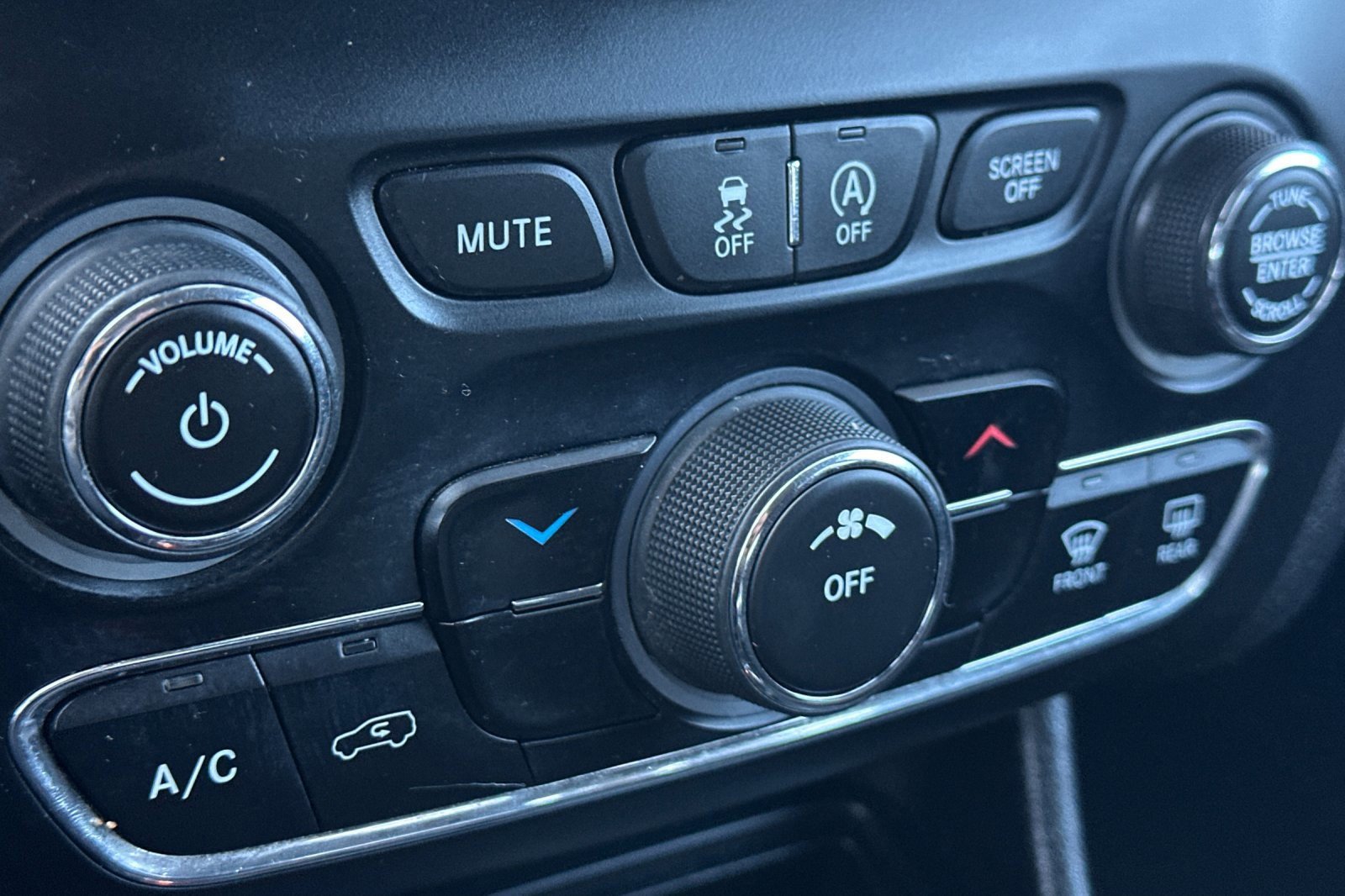 Used 2020 Jeep Cherokee Latitude image 22