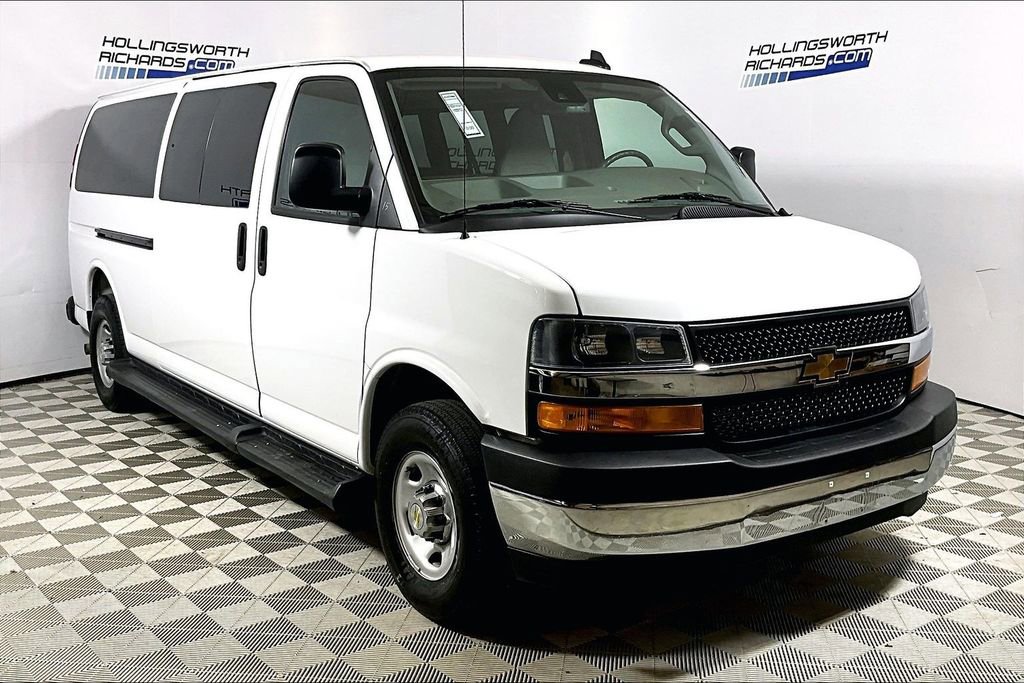 Used 2025 Chevrolet Express 3500 LT w/ LT Preferred Equipment Group RWD image 3