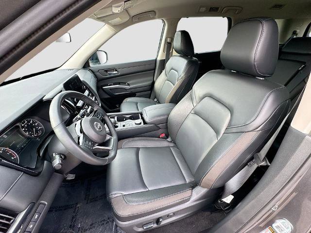 Used 2023 Nissan Pathfinder SL w/ Black Appearance Package AWD/4WD image 18