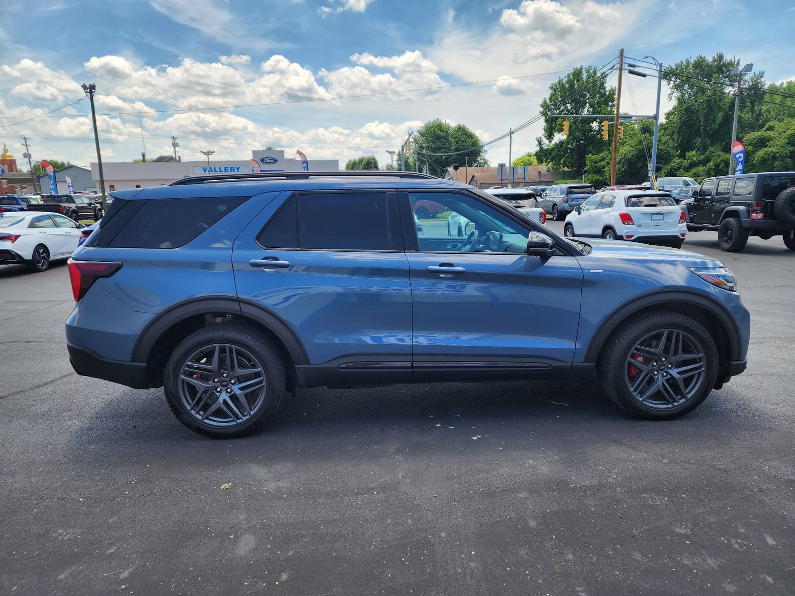 Certified 2025 Ford Explorer ST-Line w/ Premium Package AWD/4WD image 6