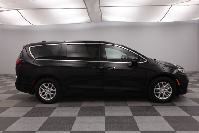 Used 2025 Chrysler Pacifica Select FWD image 13