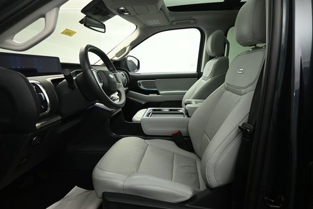 Certified 2025 Ford Expedition Platinum w/ Driver's Package AWD/4WD image 9