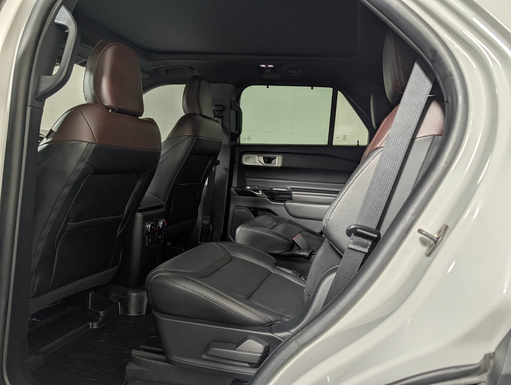 Certified 2023 Ford Explorer Platinum w/ Technology Package AWD/4WD image 13