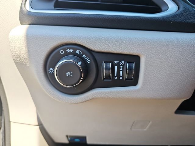 Used 2024 Chrysler Pacifica Touring-L FWD image 30