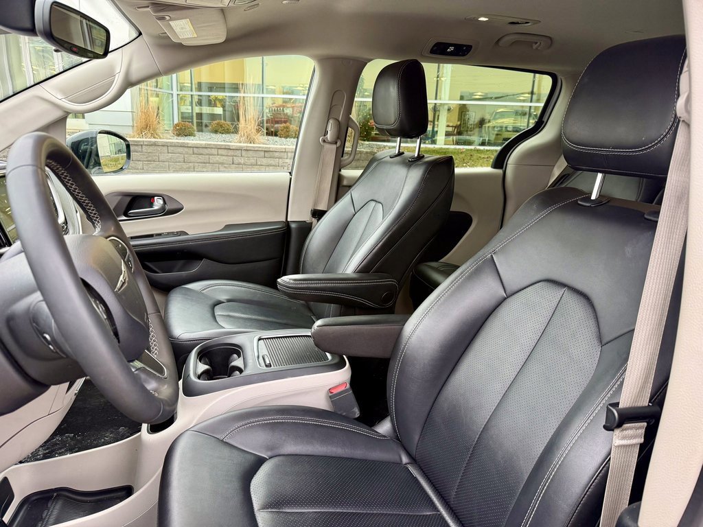 Used 2024 Chrysler Pacifica Select image 9