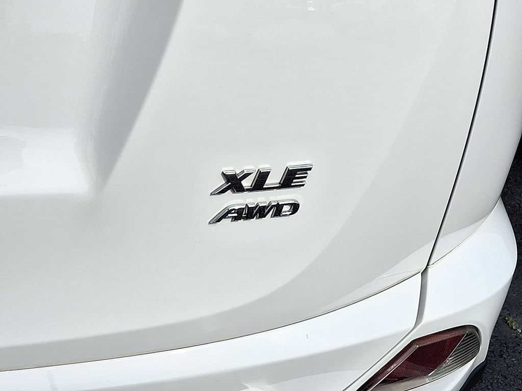 Used 2018 Toyota RAV4 XLE w/ Plus Extra Value Package AWD/4WD image 29
