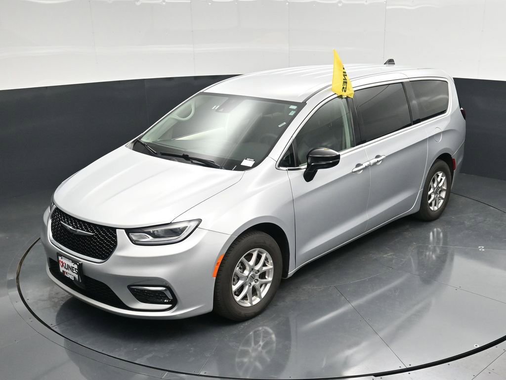 Used 2024 Chrysler Pacifica Touring-L FWD image 51