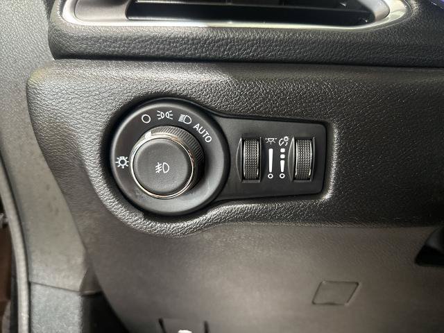 Used 2025 Chrysler Pacifica Limited FWD image 13