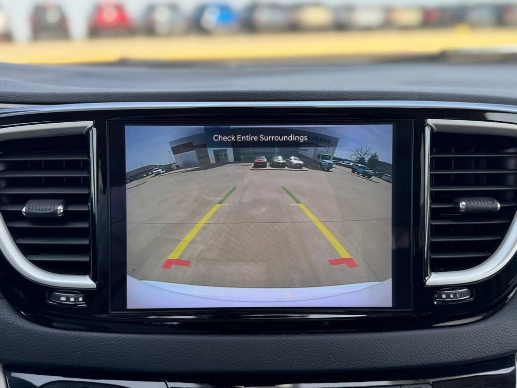 Used 2023 Chrysler Pacifica Touring-L image 25