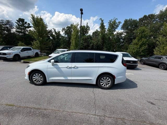 Used 2017 Chrysler Pacifica Touring-L FWD image 2