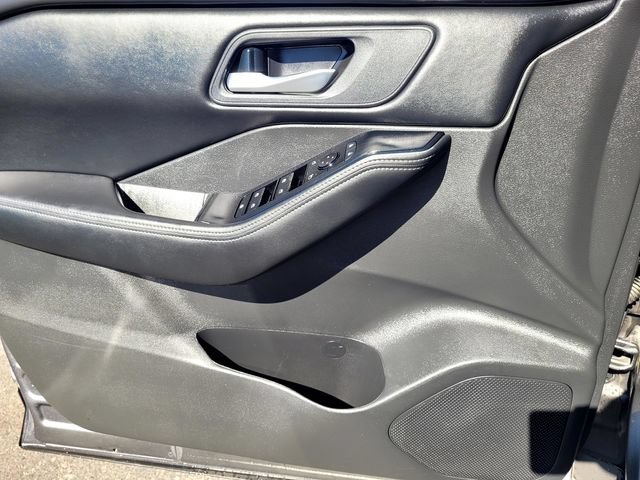 Used 2025 Nissan Rogue SV AWD/4WD image 14