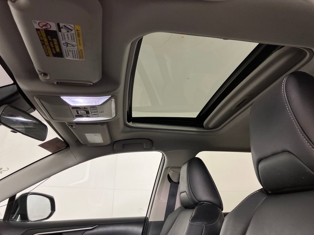 Used 2021 Toyota RAV4 XLE Premium image 31