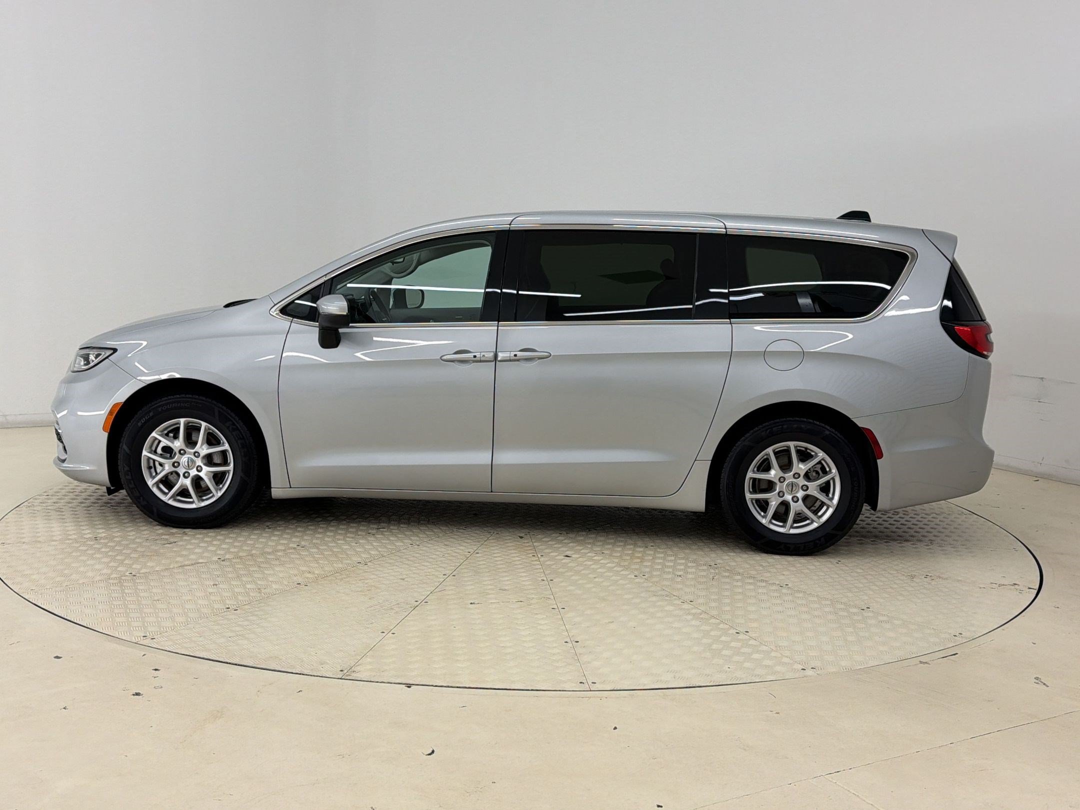Used 2023 Chrysler Pacifica Touring-L FWD image 2