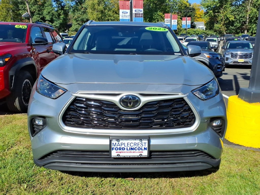 Used 2023 Toyota Highlander XLE AWD/4WD image 19