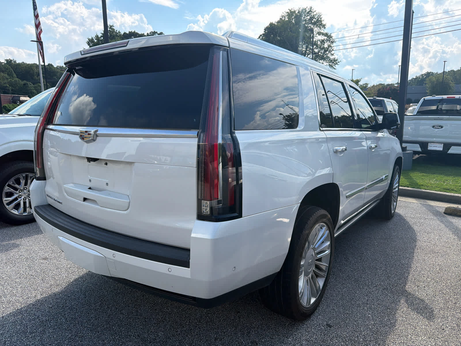 Used 2019 Cadillac Escalade Platinum AWD/4WD image 4