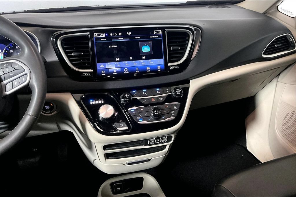 Used 2023 Chrysler Pacifica Touring-L FWD image 5