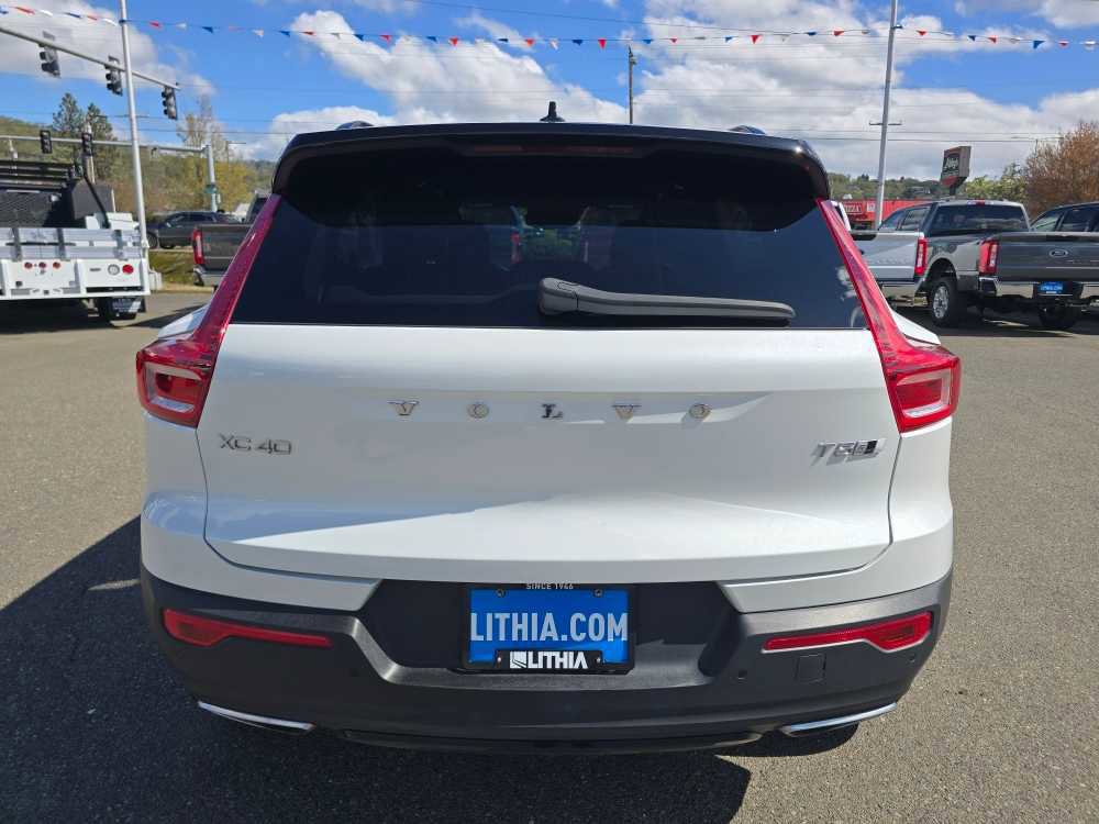 Used 2019 Volvo XC40 T5 R-Design image 4