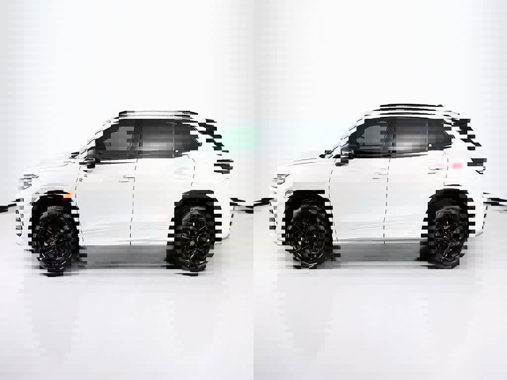 Used 2025 Volkswagen Tiguan SE R-Line image 3