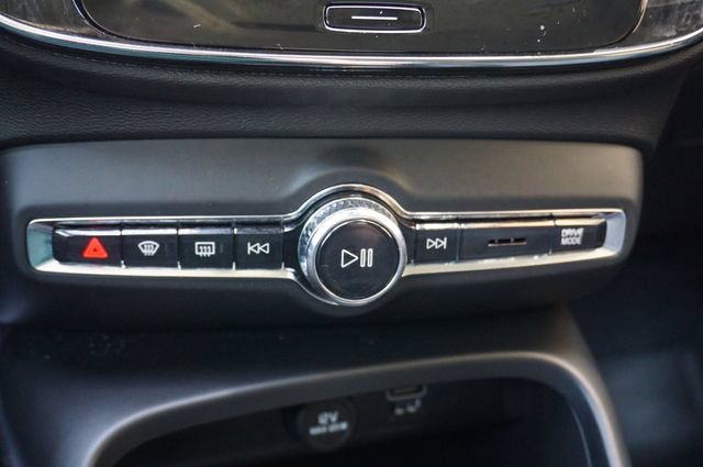 Used 2021 Volvo XC40 T4 Momentum w/ Protection Package Premier FWD image 22