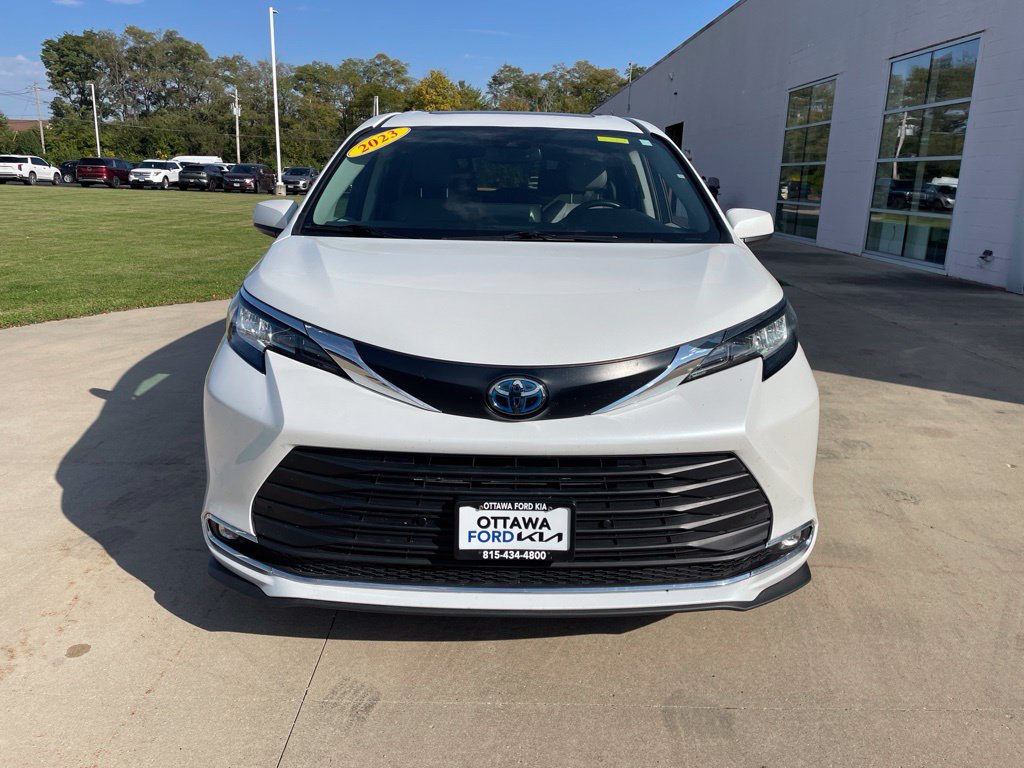 Used 2023 Toyota Sienna XLE AWD/4WD image 3