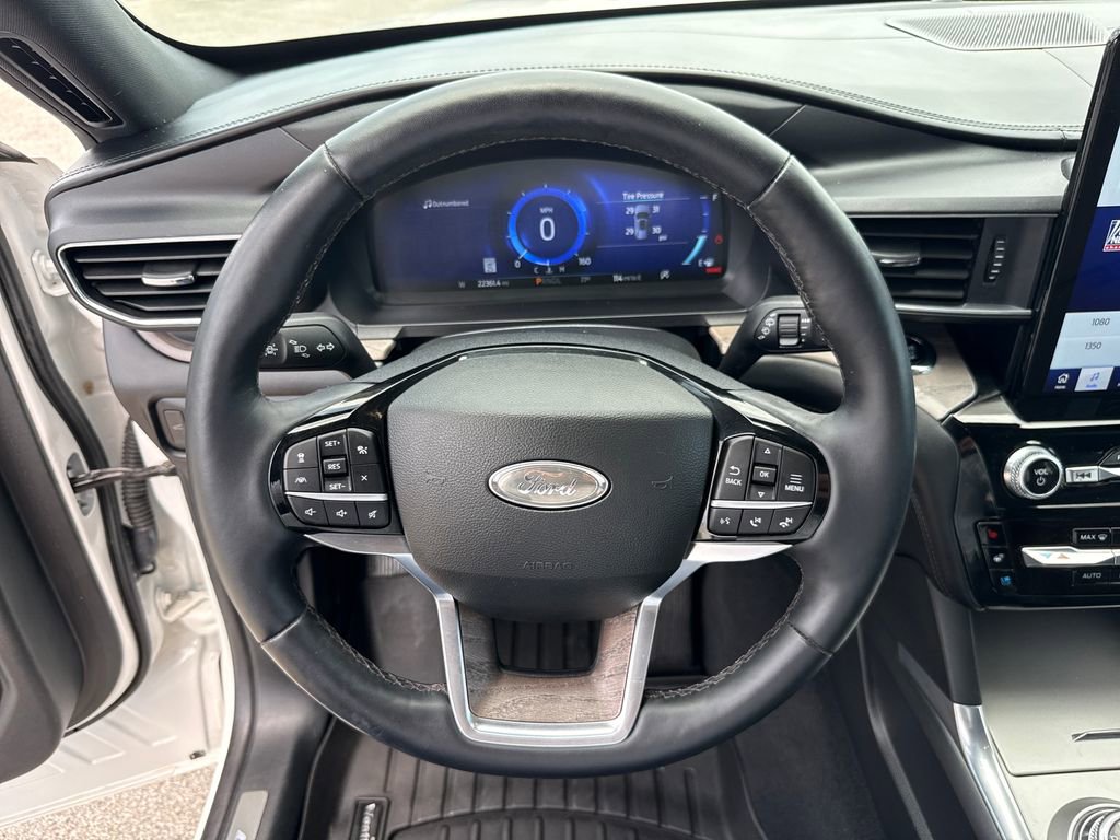 Certified 2022 Ford Explorer Platinum w/ Equipment Group 601A AWD/4WD image 15
