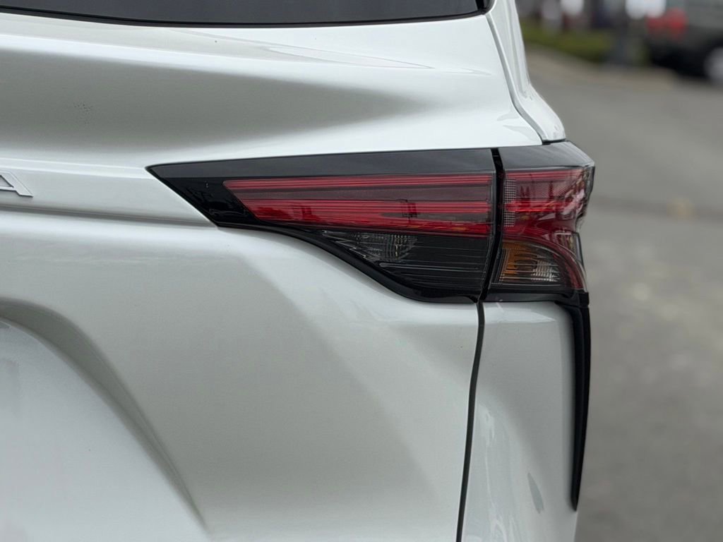 Used 2024 Toyota Sienna Limited FWD image 14
