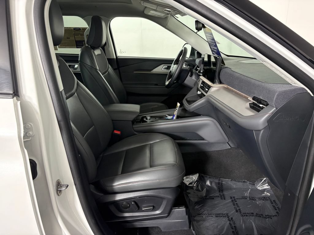 Certified 2025 Ford Explorer Active w/ Active Comfort Package AWD/4WD image 40