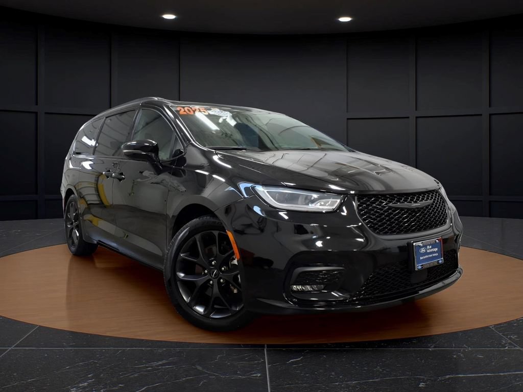 Used 2025 Chrysler Pacifica Limited FWD image 1