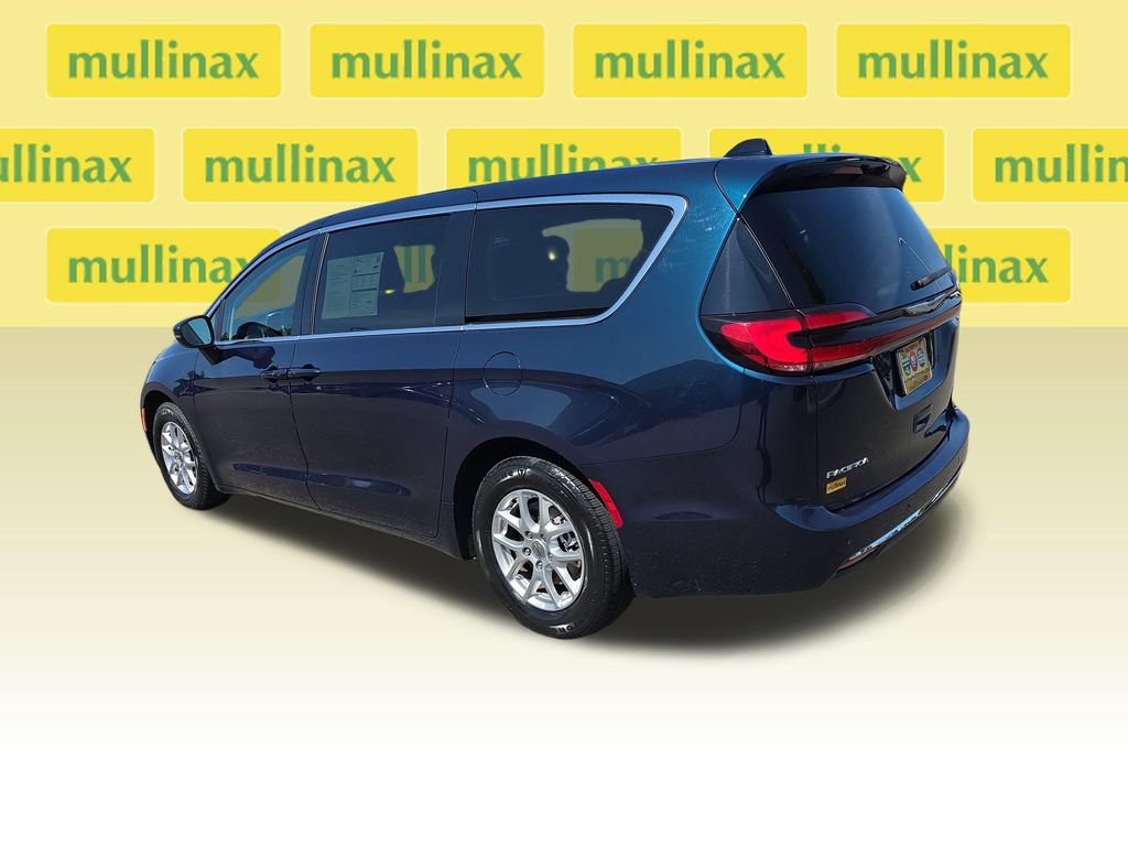 Used 2023 Chrysler Pacifica Touring-L FWD image 11