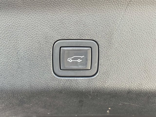 Used 2023 GMC Yukon XL SLT w/ SLT Luxury Package RWD image 13