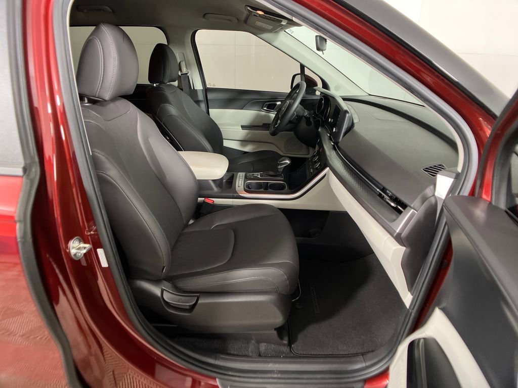 Used 2024 Kia Carnival LX image 6