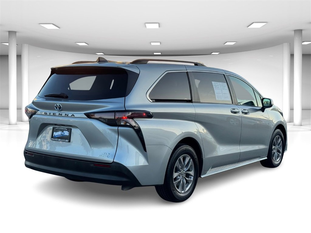 Used 2024 Toyota Sienna XLE image 4