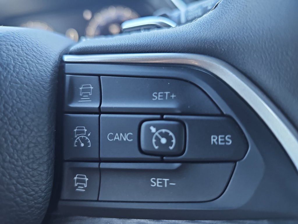 Used 2025 Jeep Grand Cherokee Altitude AWD/4WD image 18