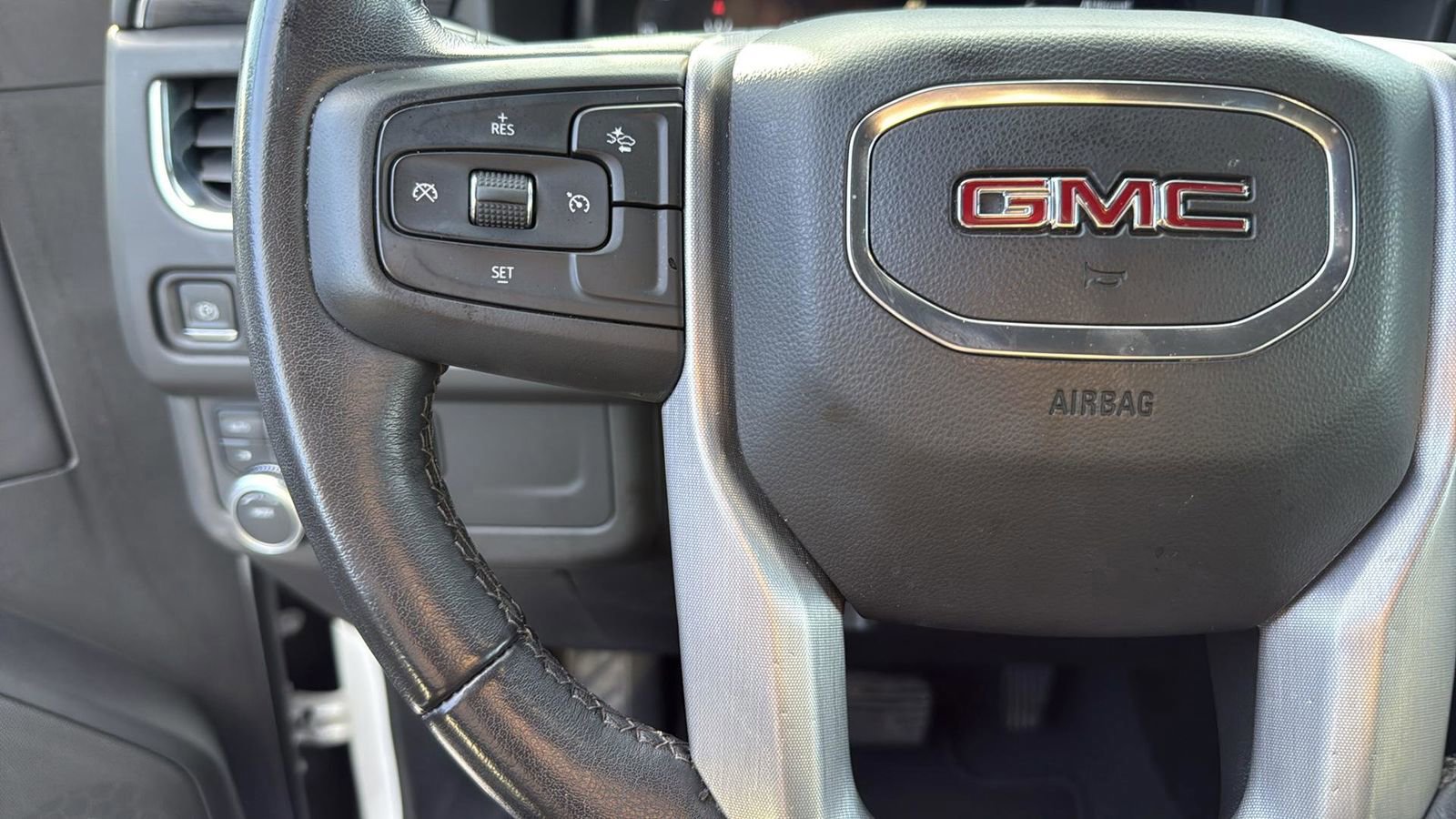 Used 2023 GMC Yukon XL SLT image 14