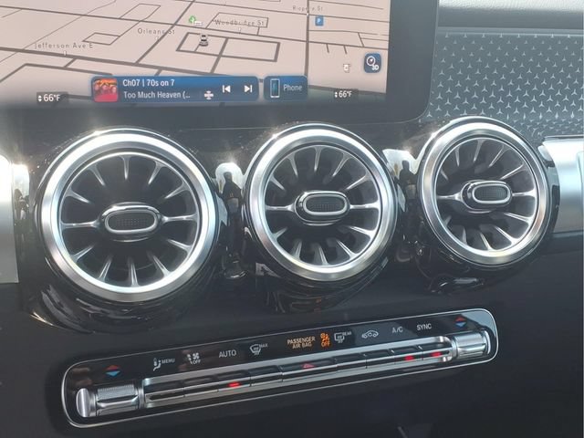 Used 2024 Mercedes-Benz GLB 250 4MATIC w/ Exclusive Package image 18