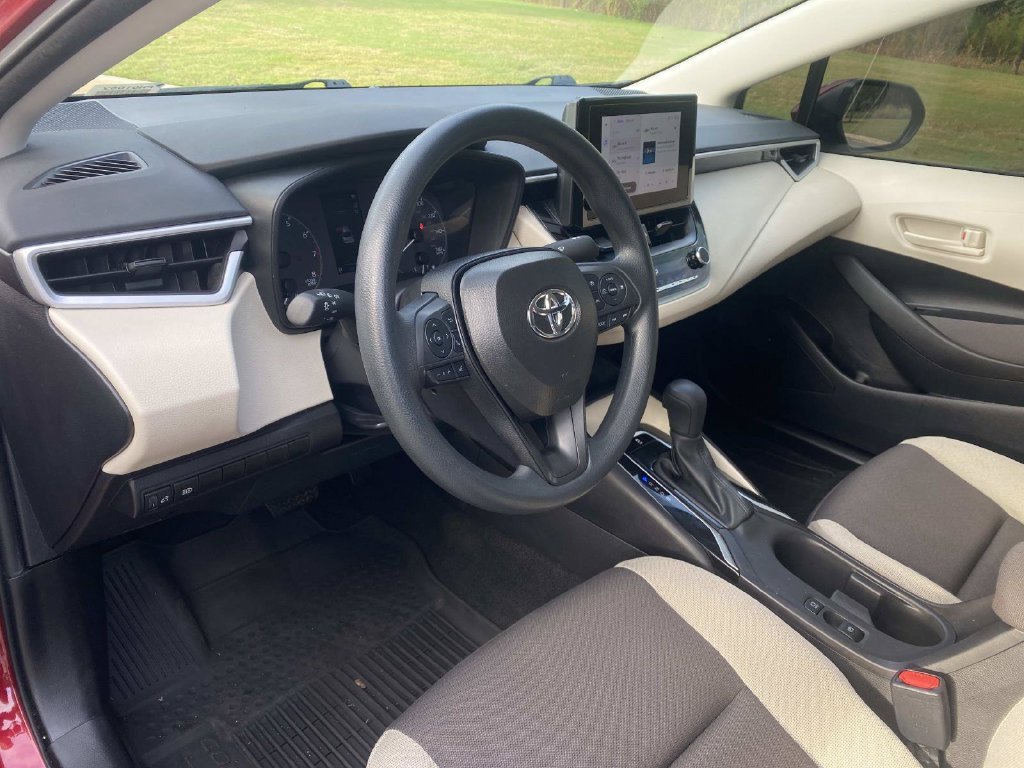 Used 2025 Toyota Corolla LE FWD image 21
