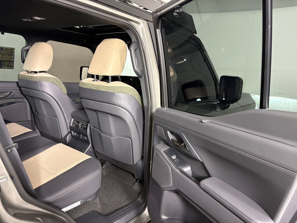 Used 2025 Lexus GX 550 w/ Accessory Package (CT) AWD/4WD image 35