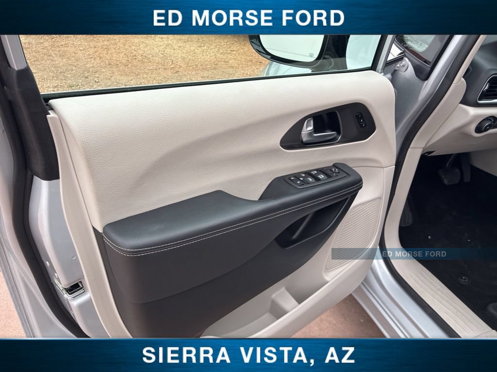 Used 2024 Chrysler Pacifica Touring-L FWD image 27