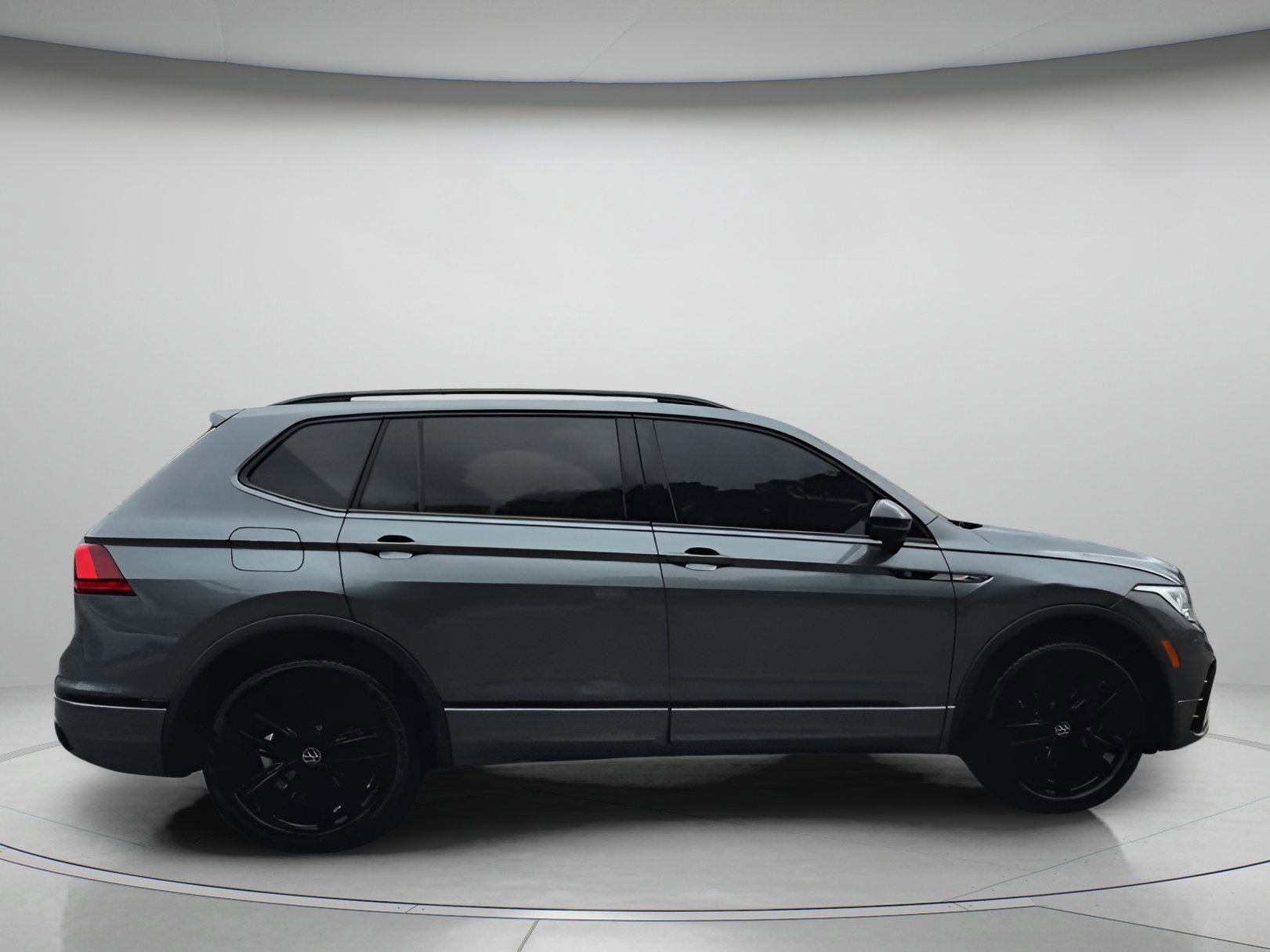 Used 2022 Volkswagen Tiguan SE R-Line image 23