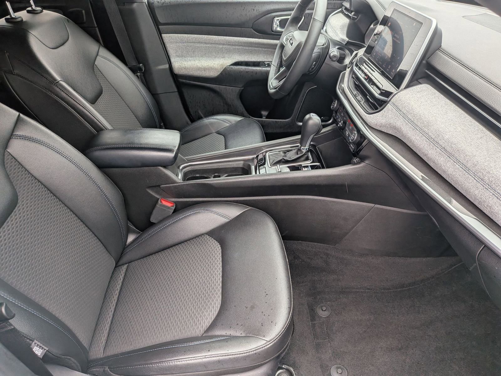 Used 2025 Jeep Compass Latitude w/ Sun & Sound Group AWD/4WD image 31
