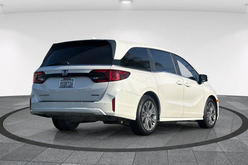 Used 2025 Honda Odyssey Touring image 5